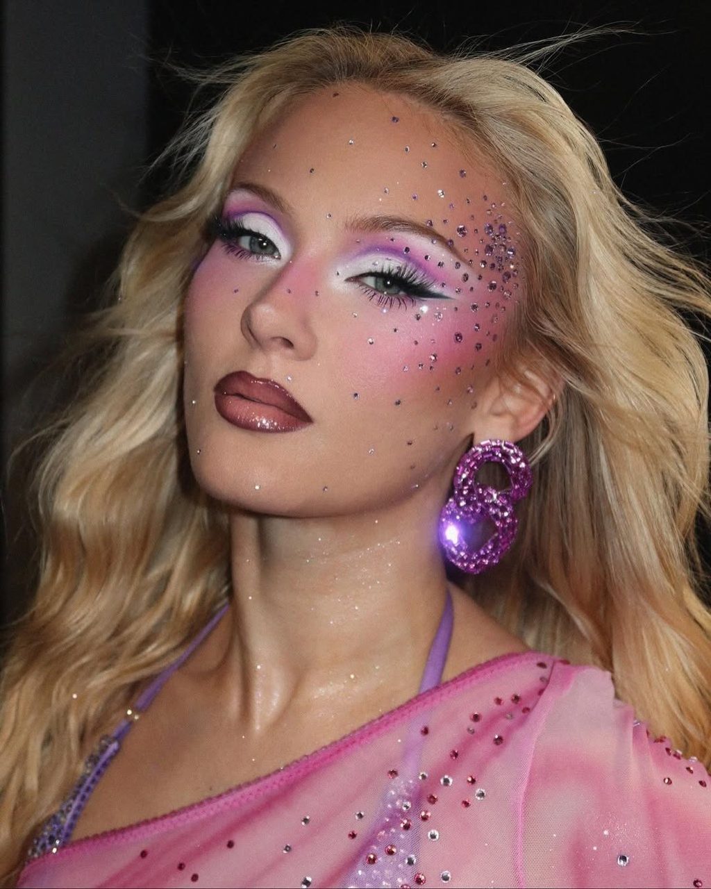 What makes “Midnight Sun”? Zara Larsson tells us: confidence, Pinterest boards, hair clips, and her all-female team